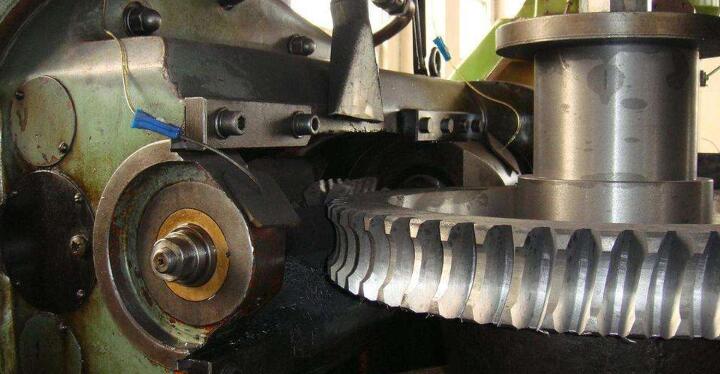 在滾齒機上加工齒輪哪些傳動鏈加工齒輪的精度影響最大？